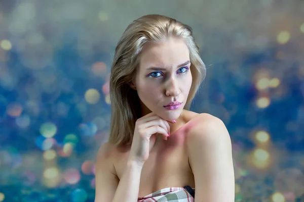 Närbild porträtt begreppet en vacker blond flicka på en flerfärgad bakgrund. Hår utvecklas i olika riktningar. — Stockfoto