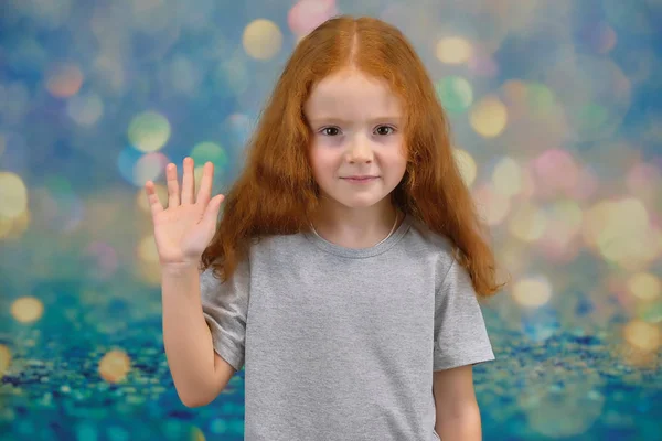 笑顔と話の背景の色で赤い髪の可愛い子供はかわいい少女のコンセプトの肖像画. — ストック写真