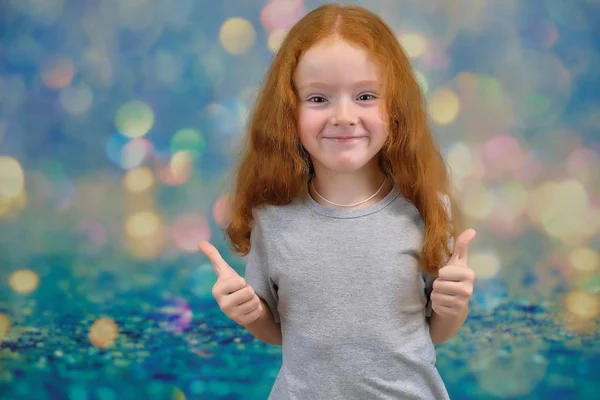 Концептуальный портрет милой красивой девочки с рыжими волосами на цветном фоне, улыбающейся и говорящей . — стоковое фото