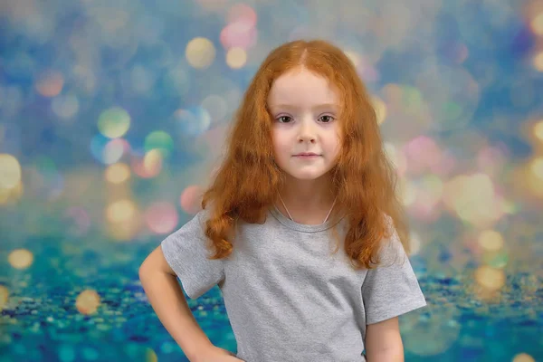 Concepto retrato de una linda niña bonita con el pelo rojo sobre un fondo de color sonriendo y hablando . —  Fotos de Stock