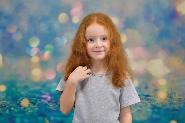 Concepto retrato de una linda niña bonita con el pelo rojo sobre un fondo de color sonriendo y hablando . —  Fotos de Stock