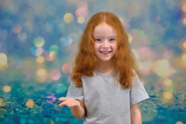 Concepto retrato de una linda niña bonita con el pelo rojo sobre un fondo de color sonriendo y hablando . —  Fotos de Stock