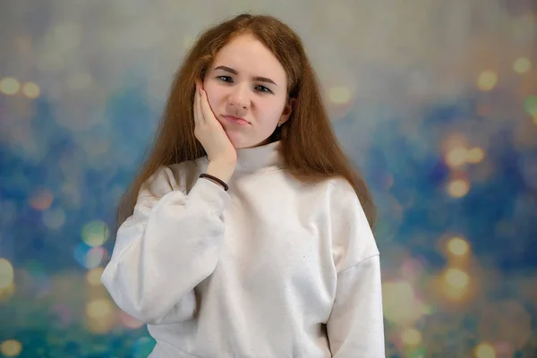 Concepto retrato de una linda chica adolescente con el pelo rojo en un fondo de color sonriendo y hablando . —  Fotos de Stock