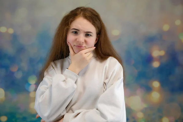 Concepto retrato de una linda chica adolescente con el pelo rojo en un fondo de color sonriendo y hablando . —  Fotos de Stock