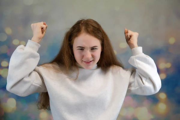 Concepto retrato de una linda chica adolescente con el pelo rojo en un fondo de color sonriendo y hablando . —  Fotos de Stock