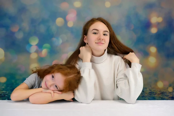 Retrato de conceito de duas irmãs bonitas bonito meninas com cabelo vermelho em um fundo de cor sorrindo e falando . — Fotografia de Stock