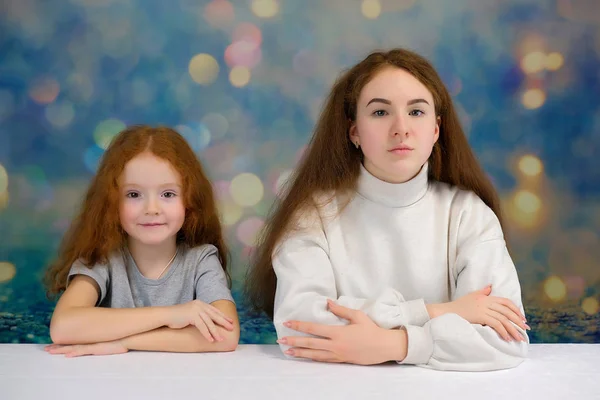 Retrato de conceito de duas irmãs bonitas bonito meninas com cabelo vermelho em um fundo de cor sorrindo e falando . — Fotografia de Stock