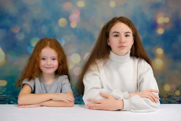 Retrato de conceito de duas irmãs bonitas bonito meninas com cabelo vermelho em um fundo de cor sorrindo e falando . — Fotografia de Stock