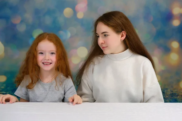 赤い髪と笑顔と話の背景の色に 2 つのかわいい可愛い女の子姉妹の概念の肖像画. — ストック写真