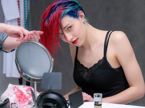 Porträtt av en frisör makeup artist kosmetolog. Modell med röd multi-färgade hår. Huvud tvätt, hårfärgning, sminkning, hårstyling. — Stockfoto