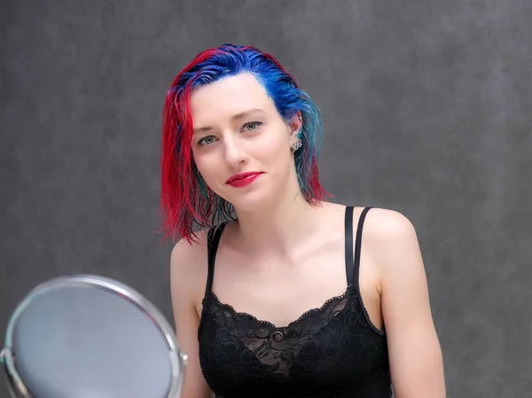 Portrait d'un coiffeur maquilleur esthéticien. Modèle aux cheveux rouges multicolores. Lavage de la tête, teinture, application de maquillage, coiffure . — Photo