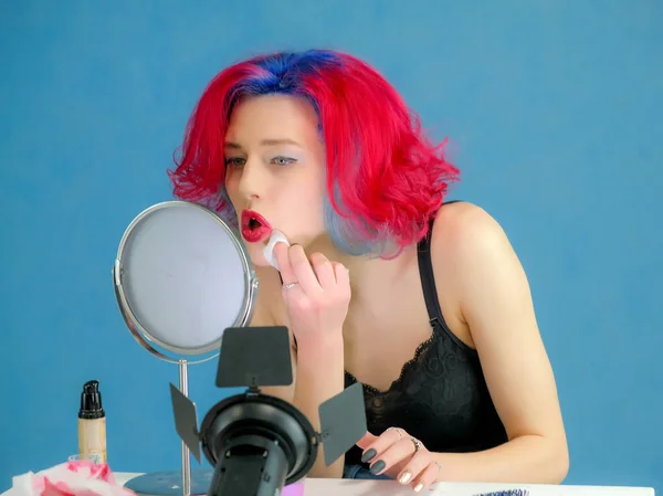 Portrét kosmetičkou kadeřnictví make-up umělce. Model s červenými vícebarevné vlasy. Hlava, praní, barvení vlasů, nalíčení, styling vlasů. — Stock fotografie