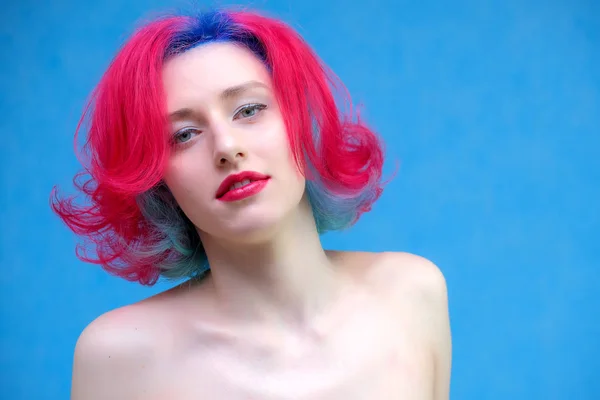 Высокая модель женщина с разноцветными волосами позирует в студии, портрет красивой сексуальной девушки с модным макияжем и маникюром . — стоковое фото