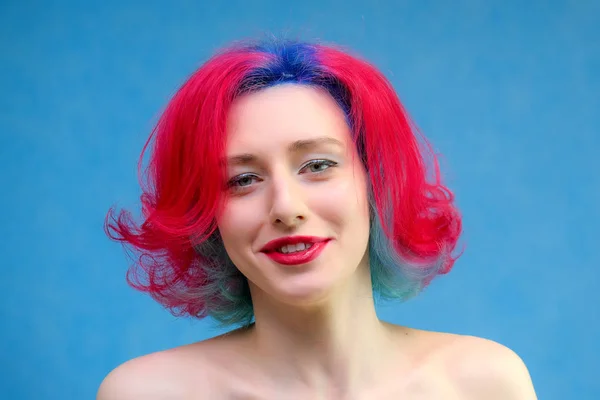 Mujer modelo de alta moda con el pelo multicolor posando en el estudio, retrato de una hermosa chica sexy con un maquillaje de moda y manicura . — Foto de Stock