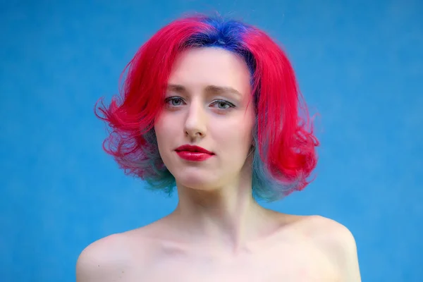 Mujer modelo de alta moda con el pelo multicolor posando en el estudio, retrato de una hermosa chica sexy con un maquillaje de moda y manicura . —  Fotos de Stock