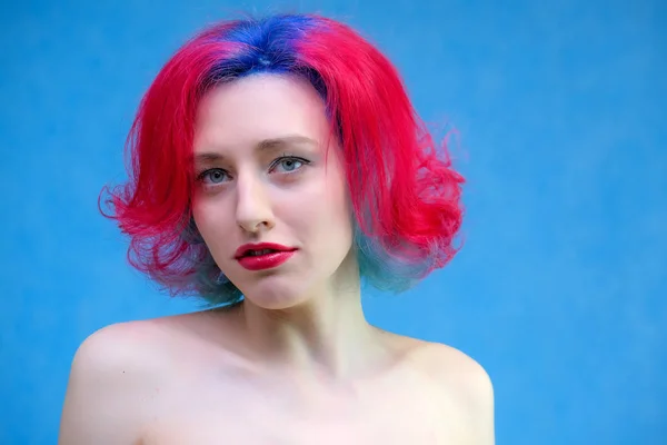 High fashion modell kvinnan med multi-färgade hår poserar i studion, porträtt av en vacker sexig tjej med fashionabla makeup och manikyr. — Stockfoto