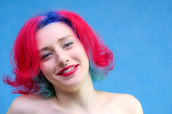 Mujer modelo de alta moda con el pelo multicolor posando en el estudio, retrato de una hermosa chica sexy con un maquillaje de moda y manicura . — Foto de Stock