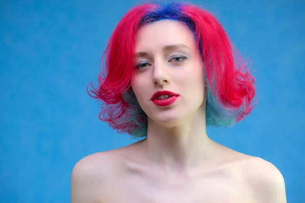 Mujer modelo de alta moda con el pelo multicolor posando en el estudio, retrato de una hermosa chica sexy con un maquillaje de moda y manicura . — Foto de Stock