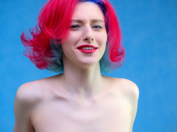 Mulher modelo de alta moda com cabelo multi-colorido posando no estúdio, retrato de uma linda garota sexy com uma maquiagem elegante e manicure . — Fotografia de Stock