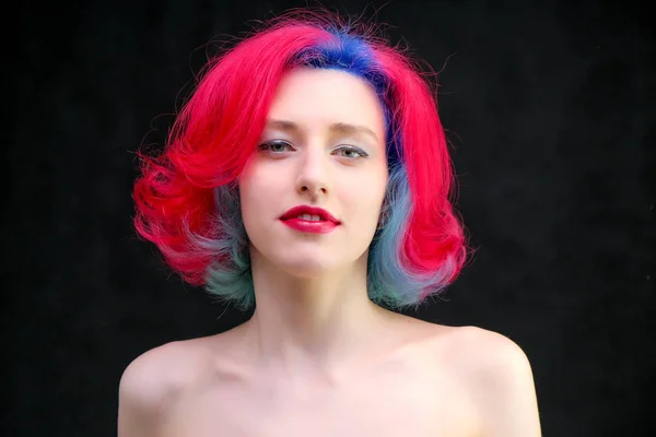 Vysoce módní model žena s pestrobarevným vlasy pózuje v studio, portrét krásné sexy dívka s módní líčení a manikúra. — Stock fotografie