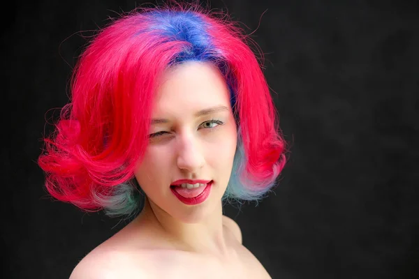 High-Fashion-Modell Frau mit bunten Haaren posiert im Studio, Porträt der schönen sexy Mädchen mit einem modischen Make-up und Maniküre. — Stockfoto