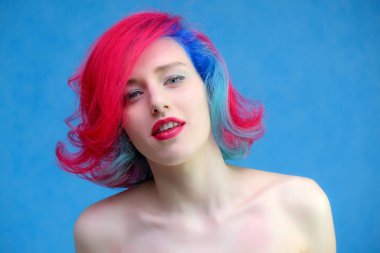 Yüksek moda model kadın çok renkli saç stüdyo, moda makyaj ve manikür ile güzel seksi kız portresi poz ile.