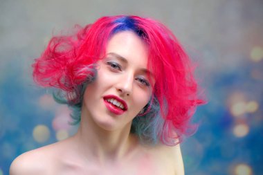 Yüksek moda model kadın çok renkli saç stüdyo, moda makyaj ile güzel seksi kız portresi poz ile