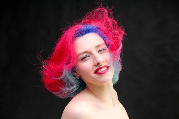 High-Fashion-Modell Frau mit bunten Haaren posiert im Studio, Porträt der schönen sexy Mädchen mit einem modischen Make-up und Maniküre. — Stockfoto