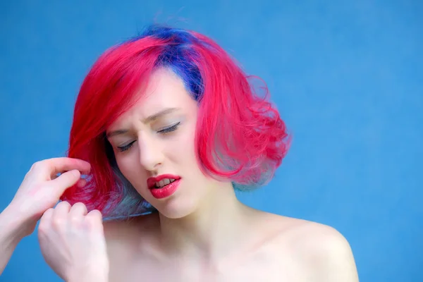 Mujer modelo de alta moda con el pelo multicolor posando en el estudio, retrato de una hermosa chica sexy con un maquillaje de moda y manicura . — Foto de Stock