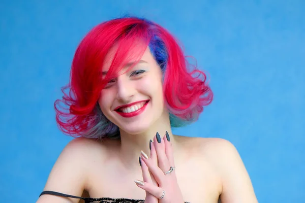 Huippumuoti malli nainen monivärinen hiukset poseeraa studiossa, muotokuva kaunis seksikäs tyttö muodikas meikki ja manikyyri . — kuvapankkivalokuva