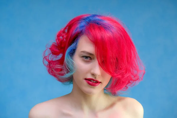 Высокая модель женщина с разноцветными волосами позирует в студии, портрет красивой сексуальной девушки с модным макияжем и маникюром . — стоковое фото