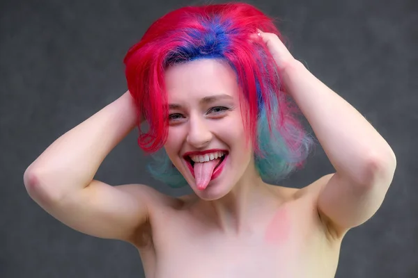 Высокая модель женщина с разноцветными волосами позирует в студии, портрет красивой сексуальной девушки с модным макияжем . — стоковое фото