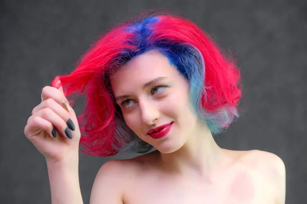Mujer modelo de alta moda con el pelo multicolor posando en el estudio, retrato de una hermosa chica sexy con un maquillaje de moda . — Foto de Stock
