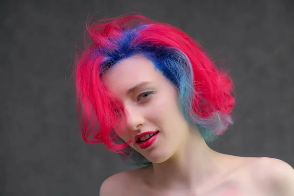 High-Fashion-Modell Frau mit bunten Haaren posiert im Studio, Porträt einer schönen sexy Mädchen mit einem modischen Make-up. — Stockfoto