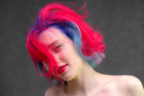 Haute mannequin femme aux cheveux multicolores posant en studio, portrait d'une belle fille sexy avec un maquillage à la mode . — Photo