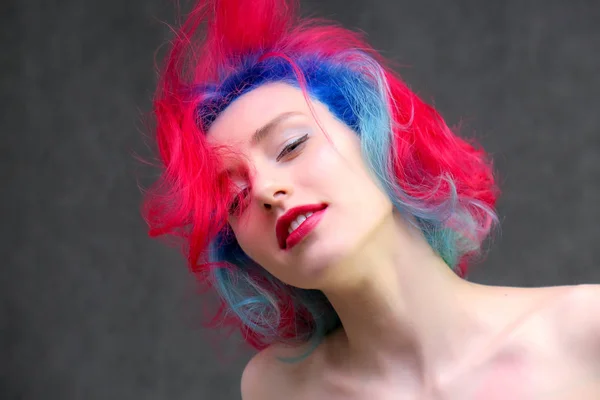 High-Fashion-Modell Frau mit bunten Haaren posiert im Studio, Porträt einer schönen sexy Mädchen mit einem modischen Make-up. — Stockfoto