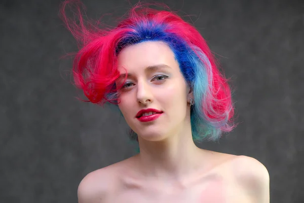 High-Fashion-Modell Frau mit bunten Haaren posiert im Studio, Porträt einer schönen sexy Mädchen mit einem modischen Make-up. — Stockfoto