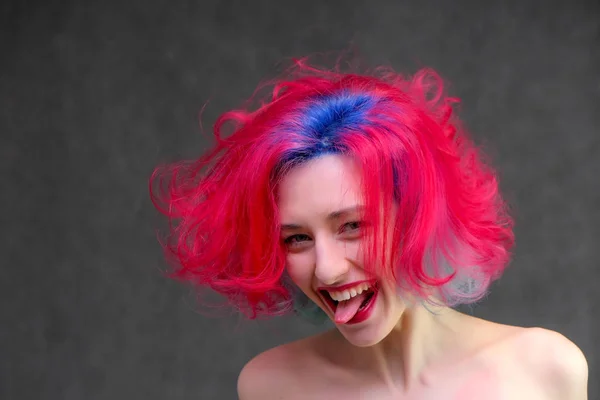Haute mannequin femme aux cheveux multicolores posant en studio, portrait d'une belle fille sexy avec un maquillage à la mode . — Photo