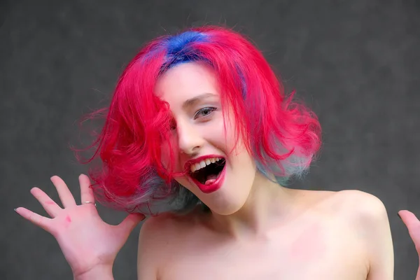 Mujer modelo de alta moda con el pelo multicolor posando en el estudio, retrato de una hermosa chica sexy con un maquillaje de moda . — Foto de Stock