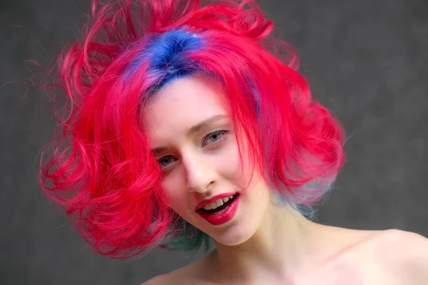Haute mannequin femme aux cheveux multicolores posant en studio, portrait d'une belle fille sexy avec un maquillage à la mode . — Photo