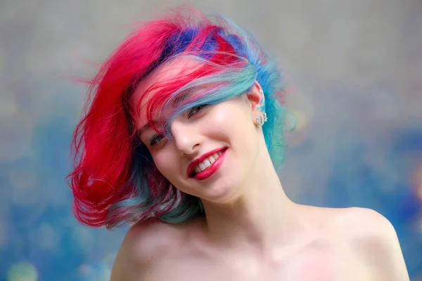 High-Fashion-Modell Frau mit bunten Haaren posiert im Studio, Porträt einer schönen sexy Mädchen mit einem modischen Make-up — Stockfoto