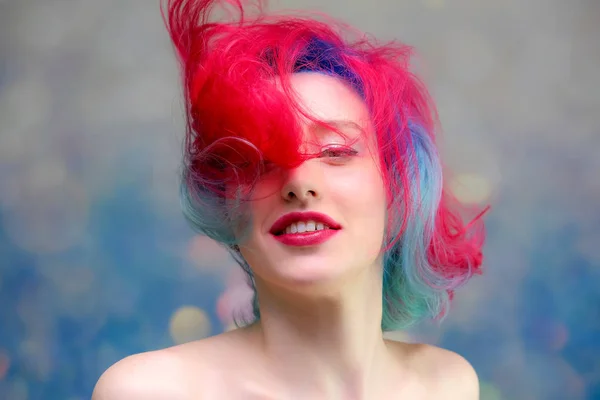 High-Fashion-Modell Frau mit bunten Haaren posiert im Studio, Porträt einer schönen sexy Mädchen mit einem modischen Make-up — Stockfoto