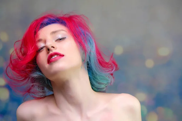 Huippumuoti malli nainen monivärinen hiukset poseeraa studiossa, muotokuva kaunis seksikäs tyttö muodikas meikki — kuvapankkivalokuva
