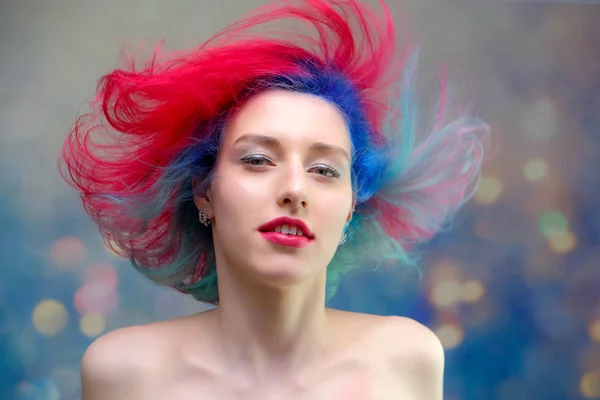 High-Fashion-Modell Frau mit bunten Haaren posiert im Studio, Porträt einer schönen sexy Mädchen mit einem modischen Make-up — Stockfoto