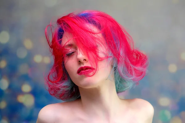 Haute mannequin femme aux cheveux multicolores posant en studio, portrait d'une belle fille sexy avec un maquillage à la mode — Photo