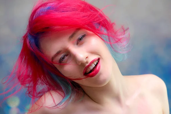 Haute mannequin femme aux cheveux multicolores posant en studio, portrait d'une belle fille sexy avec un maquillage à la mode — Photo
