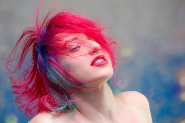 Huippumuoti malli nainen monivärinen hiukset poseeraa studiossa, muotokuva kaunis seksikäs tyttö muodikas meikki — kuvapankkivalokuva