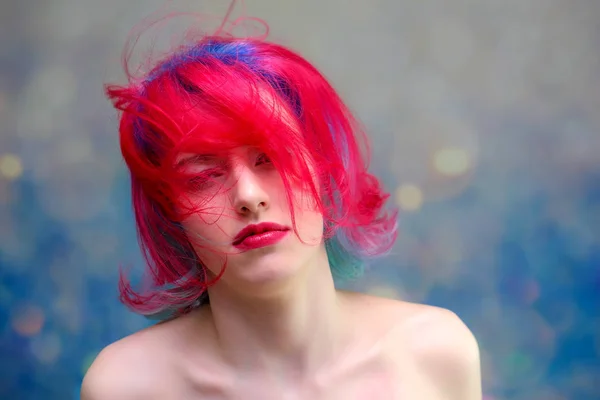 유행 메이크업으로 아름 다운 섹시 한 여자의 초상화 스튜디오에서 포즈를 취하 다 색된 머리를 가진 높은 패션 모델 여자 — 스톡 사진