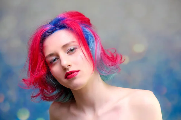 Haute mannequin femme aux cheveux multicolores posant en studio, portrait d'une belle fille sexy avec un maquillage à la mode — Photo