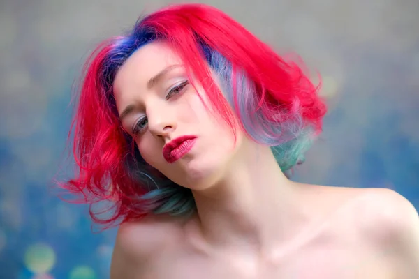Высокая модель женщина с разноцветными волосами позирует в студии, портрет красивой сексуальной девушки с модным макияжем — стоковое фото